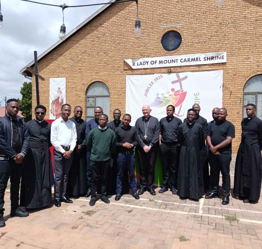 From left: Katlego Molapo, David Ranoko, Sandile Manyike, Bonga Zulu, Itumeleng Mlangeni, Gift Skhosana, Cardinal Stephen Brislin, Father Oupa Raymond Matseke, Phumlani Mkhwanazi, Liteboho Ntsoele, Sicelo Ntuli, Gontse Mpshe, Nhlakanipho Simelane, Tidimalo Monnakgotla and Kgothatso Laaka