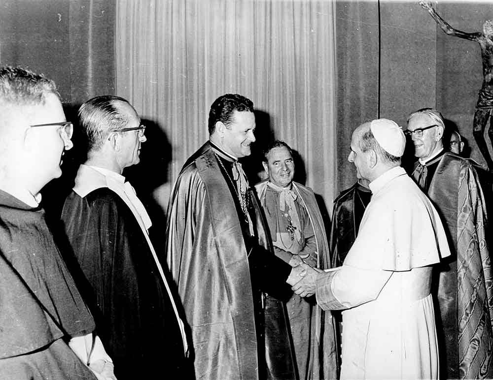 SAconnections Archbishop Denis Hurley greets Pope Paul VI Cardinal Owen McCann looks on at right at left are Fr Dominic Scholten OP and Bishop Gerard van Velsen