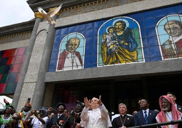 Pope Leo releases a dove as a symbol of peace in Cameroon (@Vatican Media)