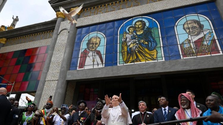 Pope Leo releases a dove as a symbol of peace in Cameroon (@Vatican Media)